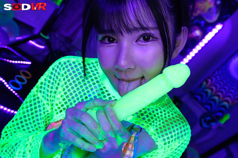 【VR】【8K】BLACK LIGHT LOTION SEX 【ブラックライトローションセックス】 サンプル画像 2