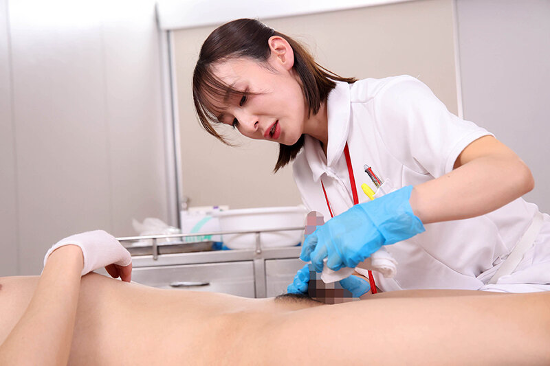 ワザと手コキのような陰部洗浄で暴発させて青年患者を虜にするおばさん看護師VOL.4 恥ずかしい体勢で責める看護師さん サンプル画像 2