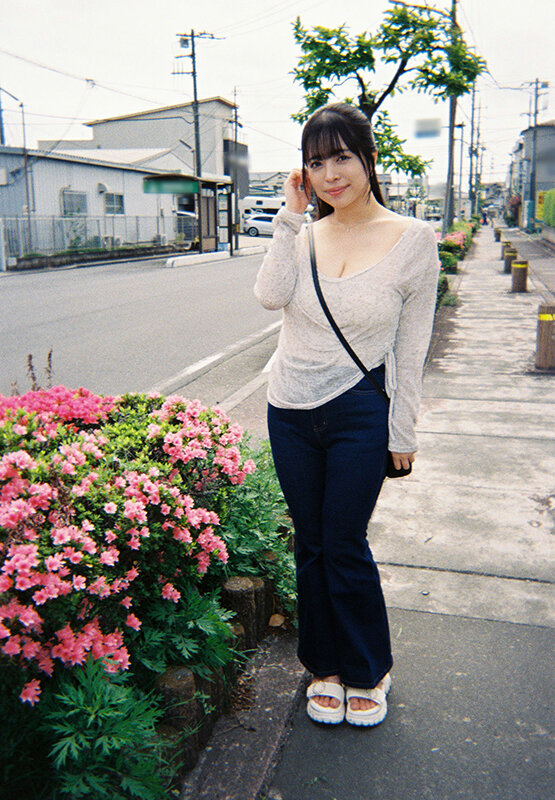 集合住宅で一番デカパイと噂の新婚さん羽月乃蒼に夫婦生活の相談をされ不意な車内キスで火がつきラブホに入ると優しいパイズリと生ハメSEXで何度も射精してしまった サンプル画像 1