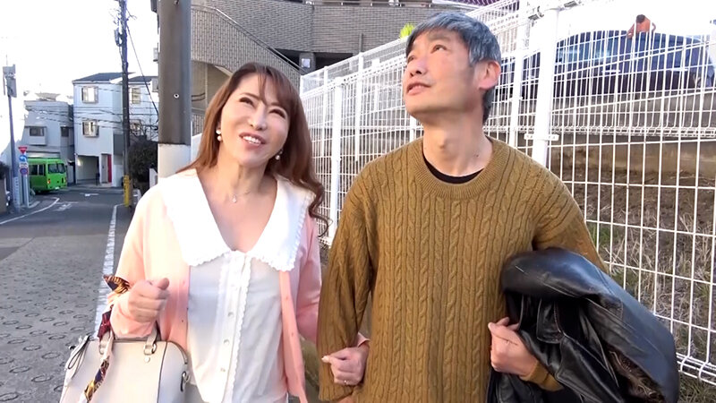 結婚したと言う倅の家に挨拶に行くと…出迎えてくれた奥さんが倅で…???卒倒する母と思わずムラムラする父、肉欲セックスに溺れる変態家族。 サンプル画像 1