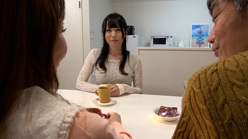 結婚したと言う倅の家に挨拶に行くと…出迎えてくれた奥さんが倅で…???卒倒する母と思わずムラムラする父、肉欲セックスに溺れる変態家族。 サンプル画像 2