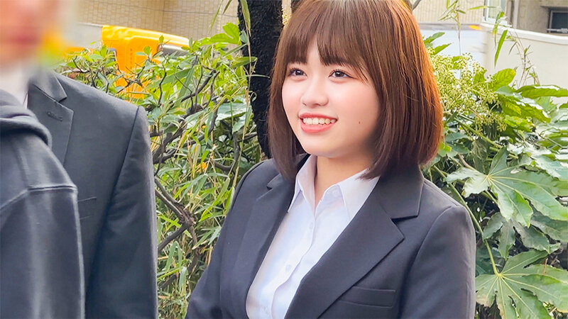 素人男女モニタリングAV！出張先のホテルで上司と部下が相部屋チャレンジ！あんちゃんとうるはちゃん サンプル画像 1