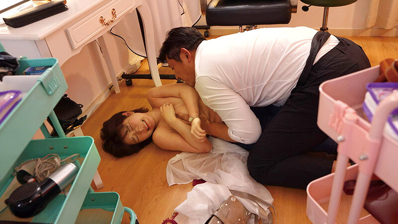 美容師NTR 終電までの3時間…見習い美容師の彼女は閉店後になると、店長の肉棒で毎晩ヨガりまくっているらしい。 沙月恵奈 サンプル画像 5